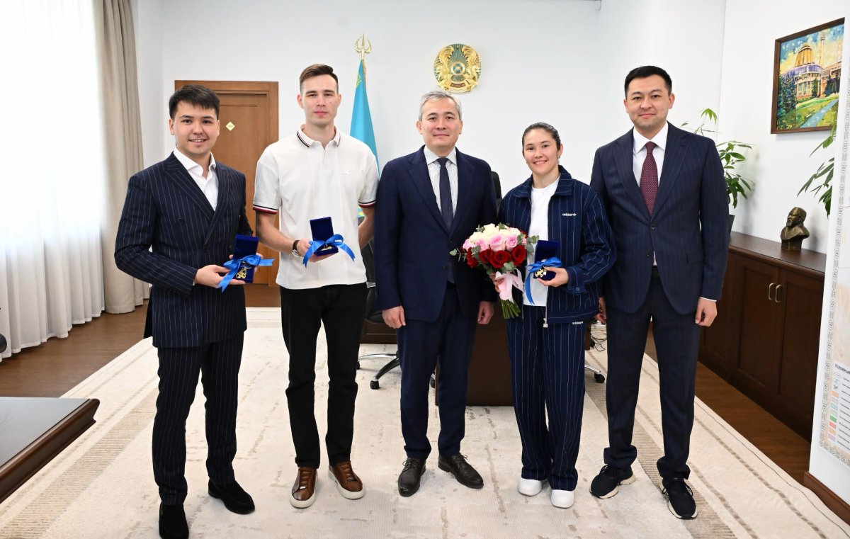 Алматыда Олимпиада жүлдегерлері даудан кейін жаңа пәтерлердің кілтін алды